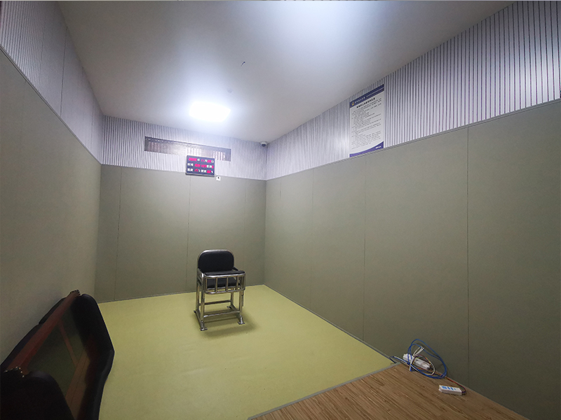 审讯室内布置结构